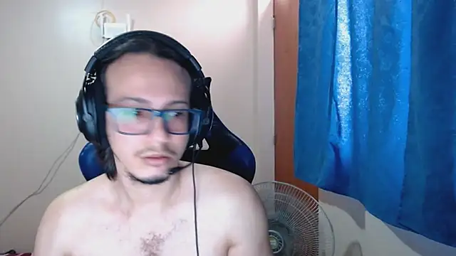 Snapshot of cholitohermoso chatting on 03/10/25, 04:25 cholitohermoso online show from 03/10/25, 04:25