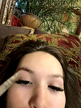 Snapshot of -Amora chatting on 11/20/25, 12:16 -Amora online show from 11/20/25, 12:16