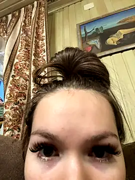 Snapshot of -Amora chatting on 12/01/25, 12:21 -Amora online show from 12/01/25, 12:21