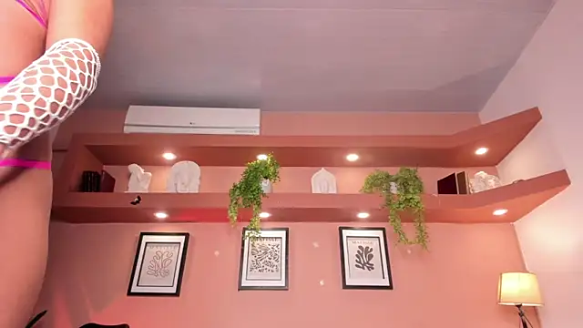 SofiaBennett  online show from 11/20/25, 12:27