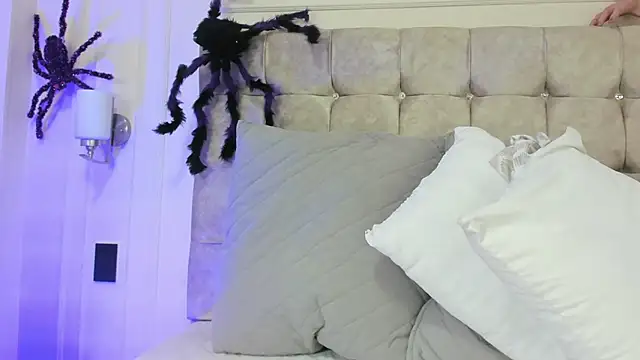 Snapshot of JasmineRoss_1 chatting on 10/22/25, 07:02 JasmineRoss 1 online show from 10/22/25, 07:02