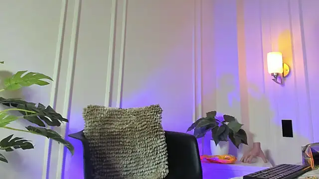 Snapshot of JasmineRoss_1 chatting on 10/24/25, 06:04 JasmineRoss 1 online show from 10/24/25, 06:04