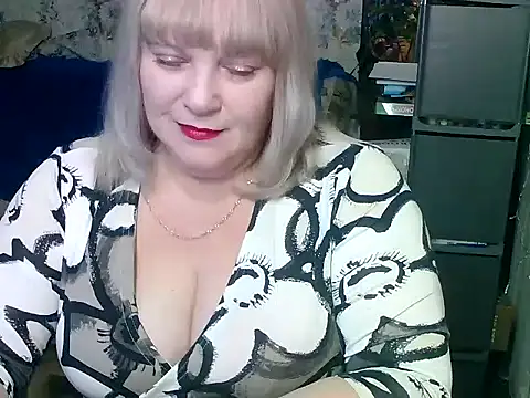Snapshot of FlowerButterf chatting on 03/05/25, 07:49 FlowerButterf online show from 03/05/25, 07:49
