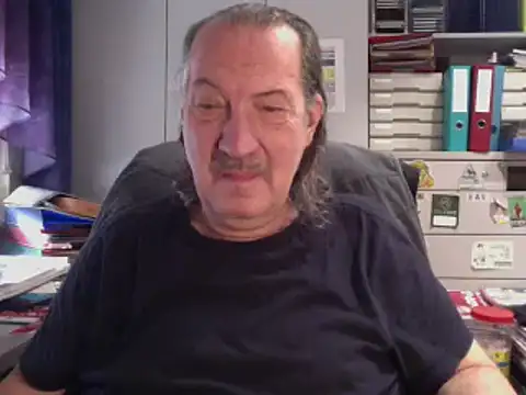 Snapshot of HMStraps01 chatting on 01/17/25, 10:33 HMStraps01 online show from 01/17/25, 10:33