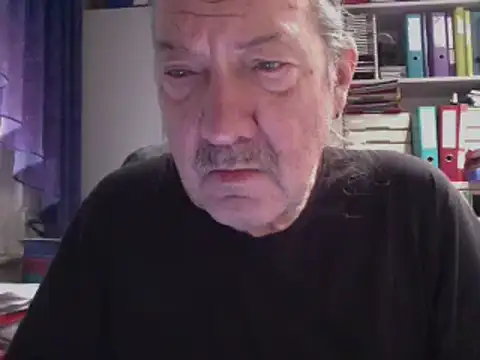 Snapshot of HMStraps01 chatting on 02/12/25, 07:23 HMStraps01 online show from 02/12/25, 07:23