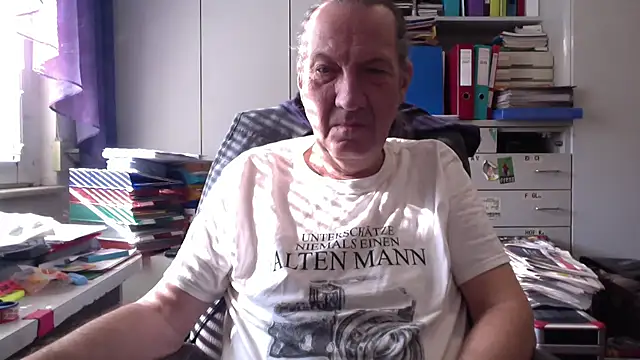 Snapshot of HMStraps01 chatting on 02/24/25, 09:43 HMStraps01 online show from 02/24/25, 09:43