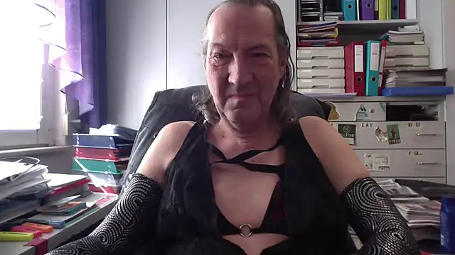 Snapshot of HMStraps01 chatting on 03/07/25, 10:24 HMStraps01 online show from 03/07/25, 10:24