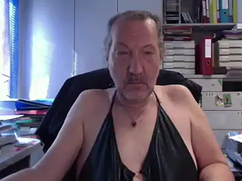 Snapshot of HMStraps01 chatting on 09/09/25, 07:41 HMStraps01 online show from 09/09/25, 07:41