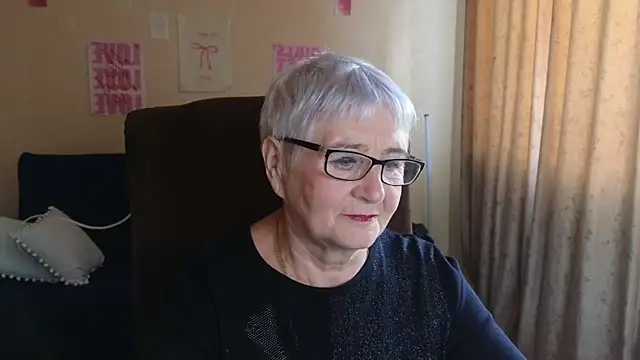 Snapshot of Sandra_Snowflake chatting on 05/28/26, 08:00 Sandra Snowflake online show from 05/28/26, 08:00