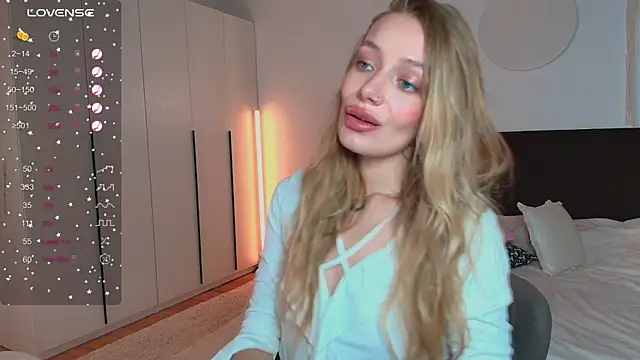 LunaticaBae online show from 09/15/25, 04:45