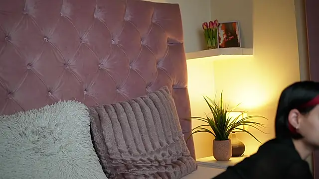 MaiaMini online show from 12/18/25, 09:10