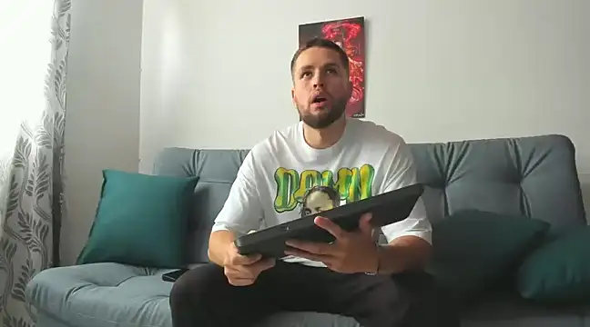 Snapshot of bastianwatson10 chatting on 03/07/25, 06:00 bastianwatson10 online show from 03/07/25, 06:00