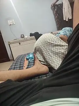 Snapshot of indian_couple4 chatting on 10/29/25, 04:20 indian couple4 online show from 10/29/25, 04:20