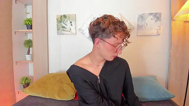 iiangel  online show from 12/17/25, 04:07