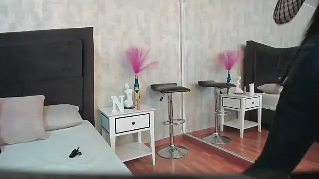 NahomyCarther online show from 04/20/26, 11:28