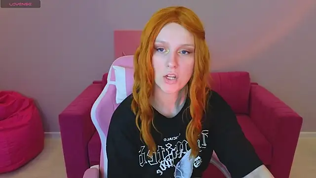 Snapshot of KristinMoore chatting on 03/22/25, 01:43 KristinMoore online show from 03/22/25, 01:43