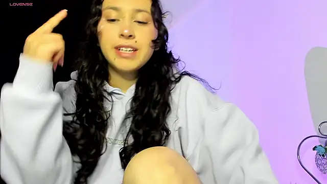 Snapshot of ammy_e chatting on 11/13/25, 02:10 ammy e online show from 11/13/25, 02:10