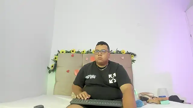 Snapshot of MICHAEL_AND_SHARON chatting on 03/20/25, 03:13 MICHAEL AND SHARON online show from 03/20/25, 03:13