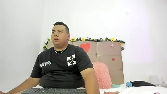 Snapshot of MICHAEL_AND_SHARON chatting on 03/23/25, 02:37 MICHAEL AND SHARON online show from 03/23/25, 02:37