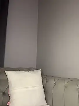 laraaaaaa online show from 11/20/25, 09:36