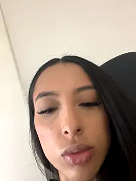 agaataa  online show from 11/21/25, 12:54