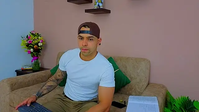 Snapshot of Bastiandelux chatting on 04/13/26, 10:04 Bastiandelux online show from 04/13/26, 10:04