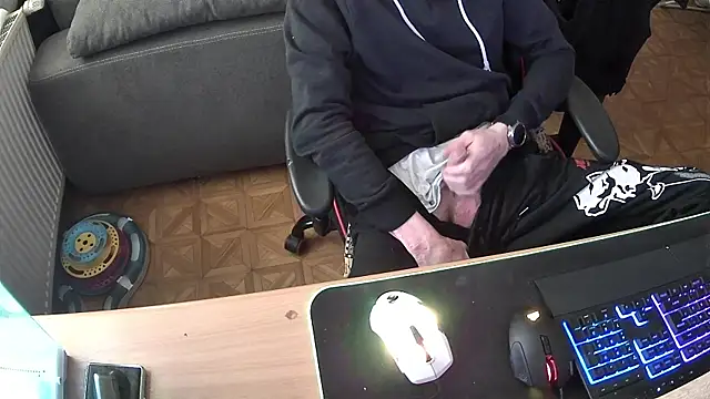 Snapshot of DerGeileLoveboy chatting on 10/22/25, 09:53 DerGeileLoveboy online show from 10/22/25, 09:53