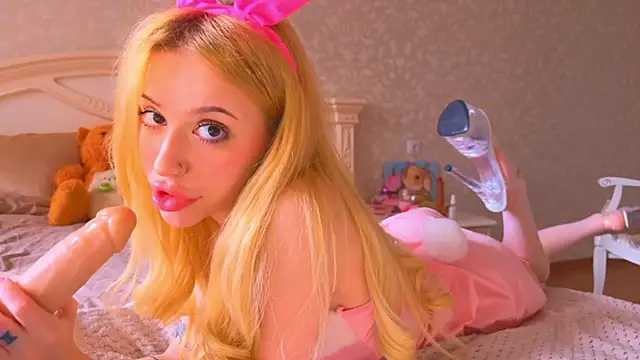 Snapshot of _BunnyDollStella_ chatting on 10/05/25, 05:28  BunnyDollStella  online show from 10/05/25, 05:28