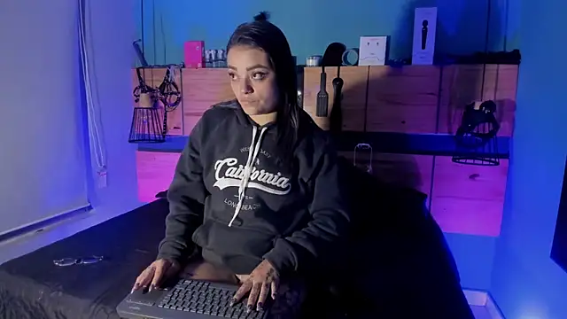 ChloeAllennn online show from 04/13/26, 02:00