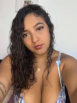 Snapshot of MarianaZapataa chatting on 03/08/25, 01:57 MarianaZapataa online show from 03/08/25, 01:57