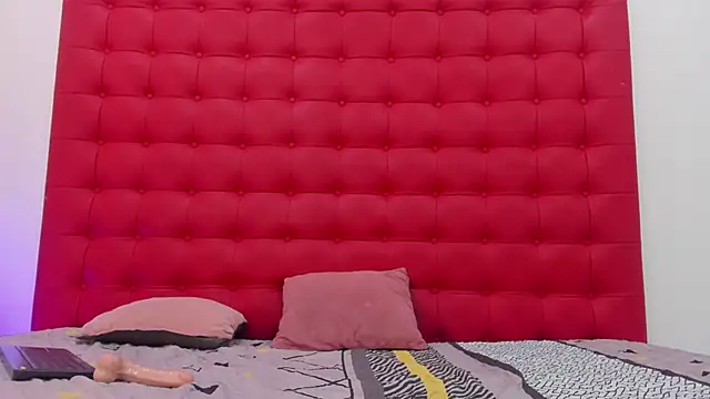 Maite Smith  online show from 03/04/25, 03:04