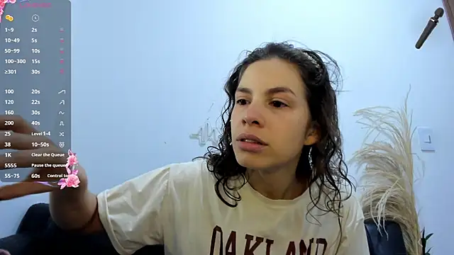 Snapshot of jessyegoldenn chatting on 05/13/26, 04:37 jessyegoldenn online show from 05/13/26, 04:37