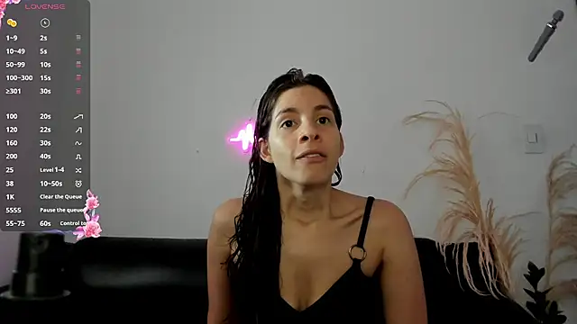 Snapshot of jessyegoldenn chatting on 05/25/26, 04:35 jessyegoldenn online show from 05/25/26, 04:35