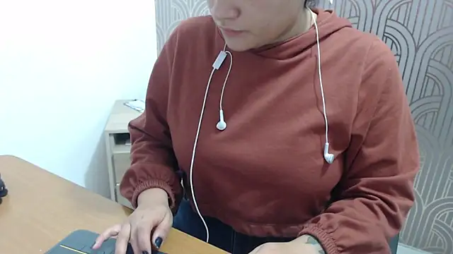 Snapshot of BloodyMaary_ chatting on 02/27/25, 12:13 BloodyMaary online show from 02/27/25, 12:13