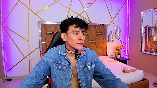 Snapshot of ValentinoMoreti chatting on 03/18/25, 05:09 ValentinoMoreti online show from 03/18/25, 05:09