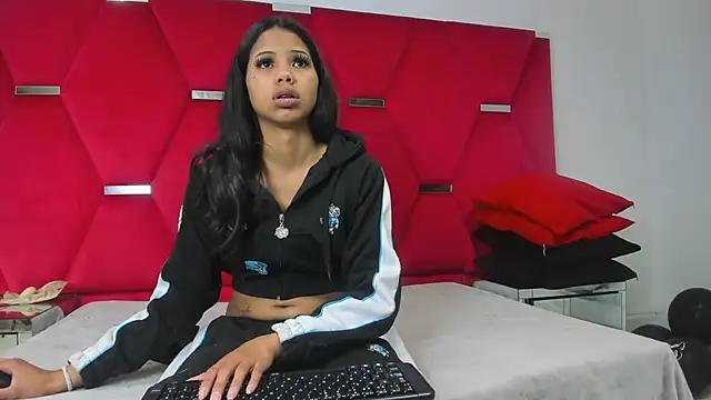 Snapshot of Kendall_6669 chatting on 10/21/25, 01:23 Kendall 6669 online show from 10/21/25, 01:23