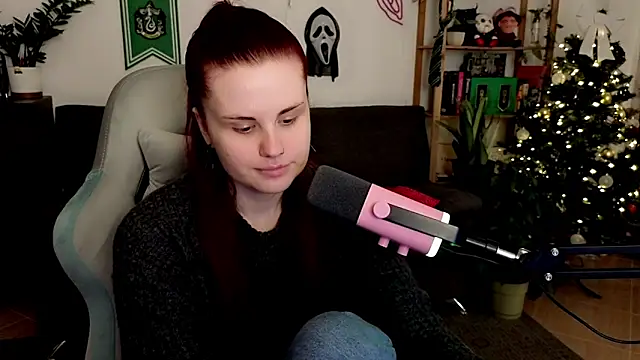 Della Ideal online show from 12/22/25, 06:05