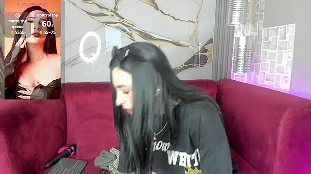 Bella williamss  online show from 12/04/25, 07:44