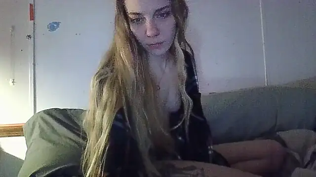 Snapshot of qtkayyzzxoxo chatting on 03/17/25, 07:37 qtkayyzzxoxo online show from 03/17/25, 07:37