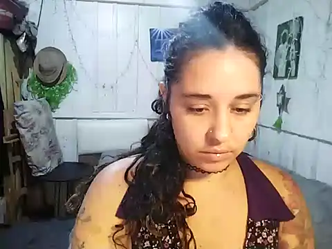 Snapshot of Fellyna chatting on 09/25/25, 04:43 Fellyna online show from 09/25/25, 04:43