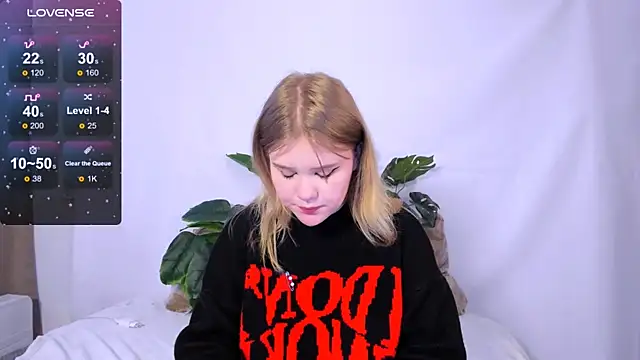 LaseyMoon online show from 03/04/25, 04:38