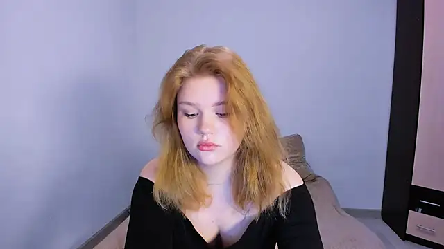 LaseyMoon online show from 11/19/25, 01:38