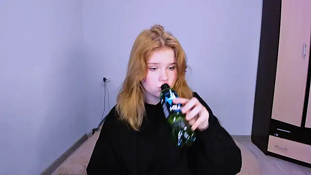 LaseyMoon online show from 11/26/25, 01:39