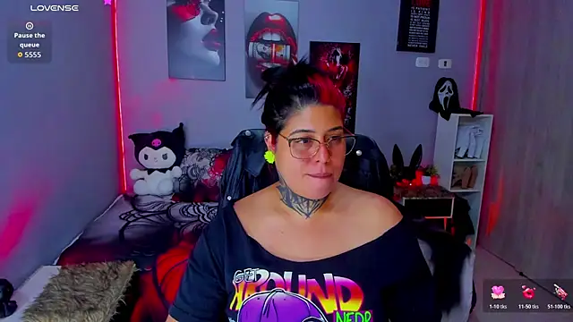 Veronika metal online show from 10/31/25, 04:02