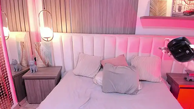 Nicoll Evans  online show from 03/06/25, 04:07