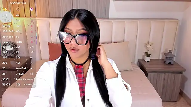 Nicoll Evans  online show from 10/17/25, 01:14