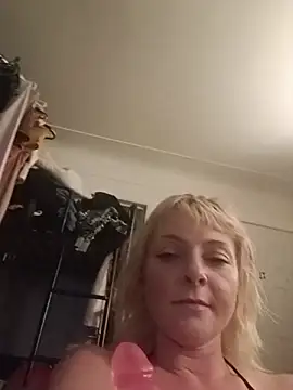 Snapshot of Foxxyhoneypott chatting on 06/17/26, 10:39 Foxxyhoneypott online show from 06/17/26, 10:39
