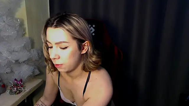 Snapshot of meganluss chatting on 12/18/25, 04:29 meganluss online show from 12/18/25, 04:29