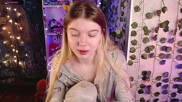 Strawberry juli online show from 03/07/25, 01:53