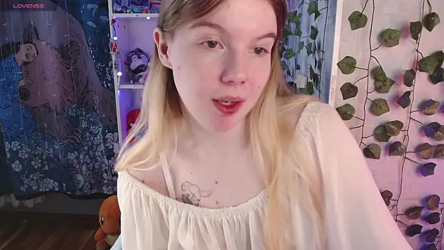 Strawberry juli online show from 03/11/25, 05:38